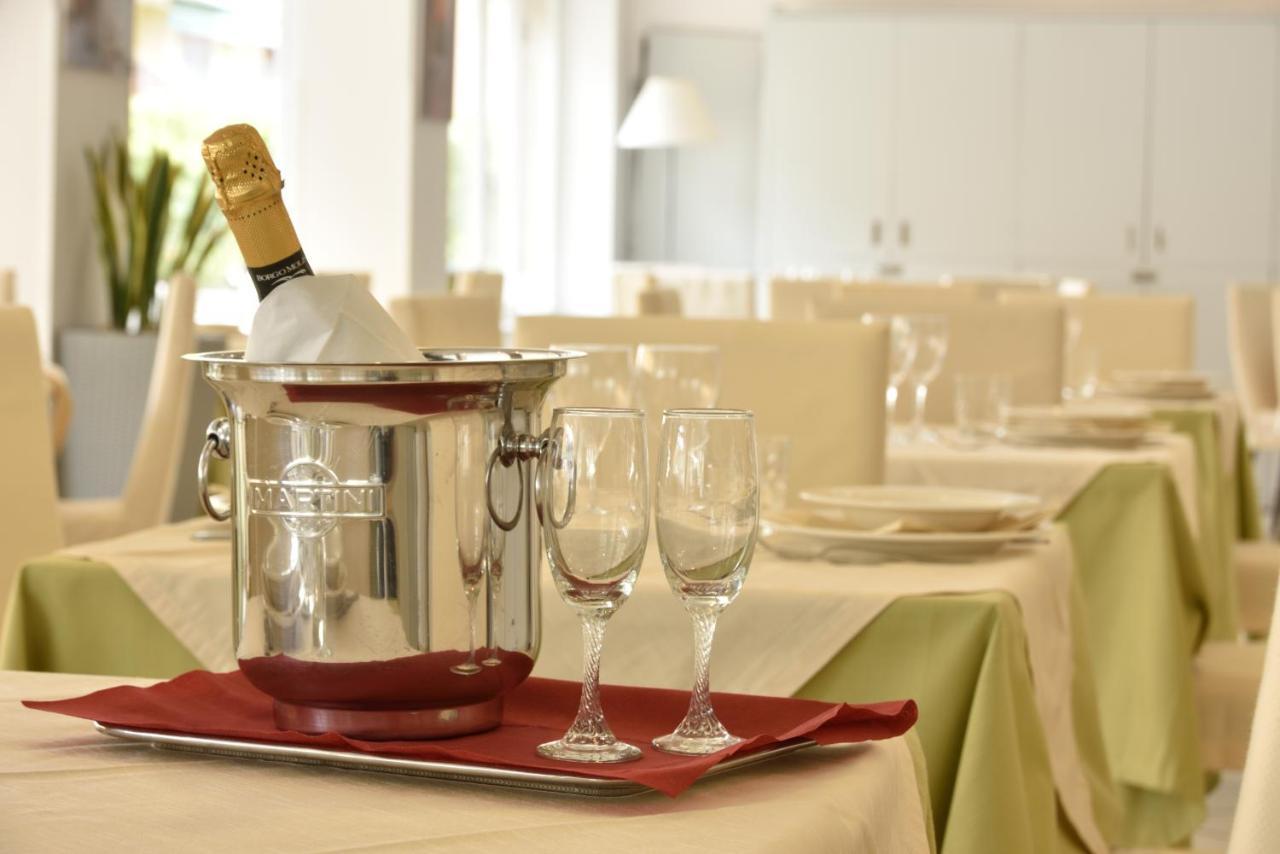 Hotel Ristorante La Marina Mhotelsgroup San Bartolomeo Al Mare Exterior foto